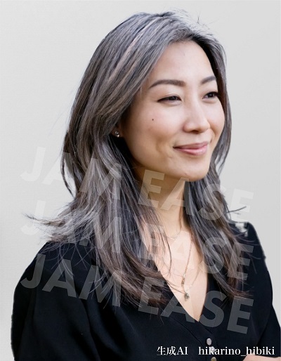 ロングヘアーのシニア女性のカタログ写真